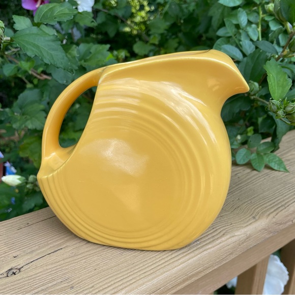 SOLD Fiesta Ware Medium Disc Pitcher Daffodil Marigold Yellow Homer Laughlin - Picture 2 of 11